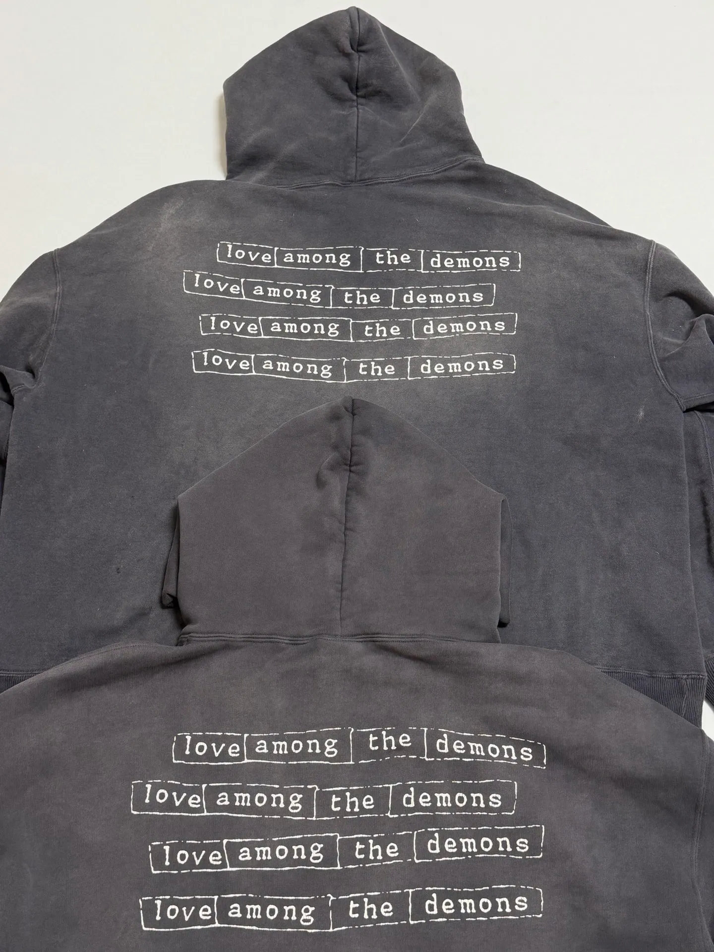 Pattern vs Original SAINT Mxxxxxx HOODIE/LOVE AMONG/BLK Blue SAINT Barrage Slogan Hoodie Washed Black S-XL The latest version has been modified many times. The version is closer to the original version and has a stronger street flavor! Heavy washing with water-sprayed fading process for stronger distressing effect. Handmade wormhole destruction treatment. Authentic level extreme distressed crack printing. The main mark and wash mark are all correct versions.